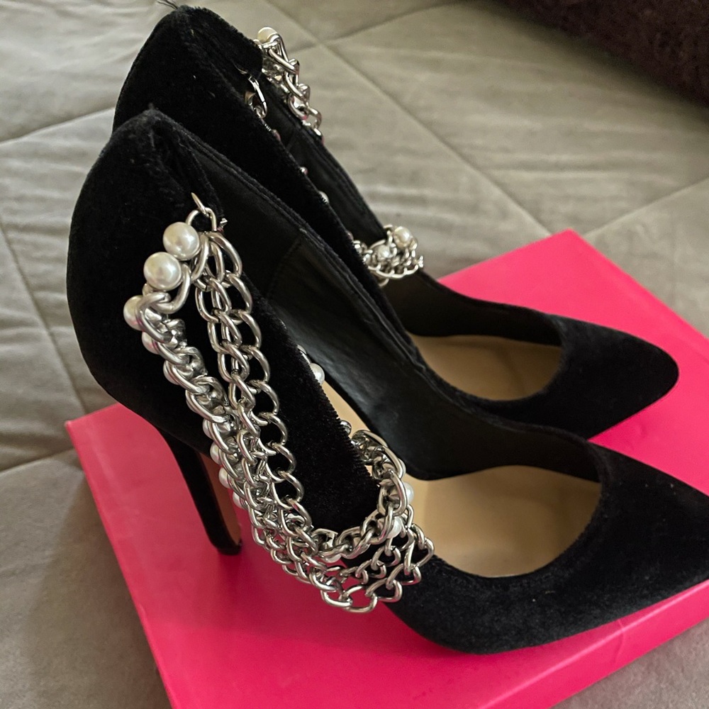 Black pumps